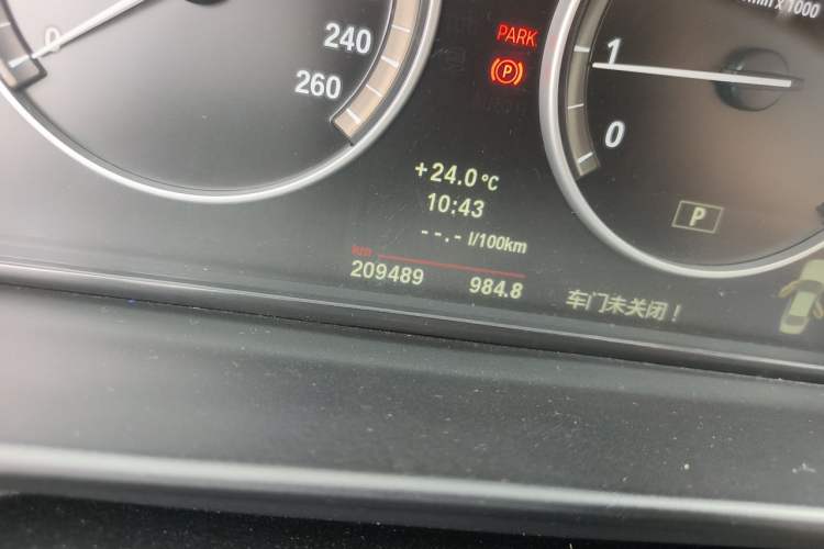 Used BMW 5 Series 2013 525Li Luxury Model Odometer Close Up