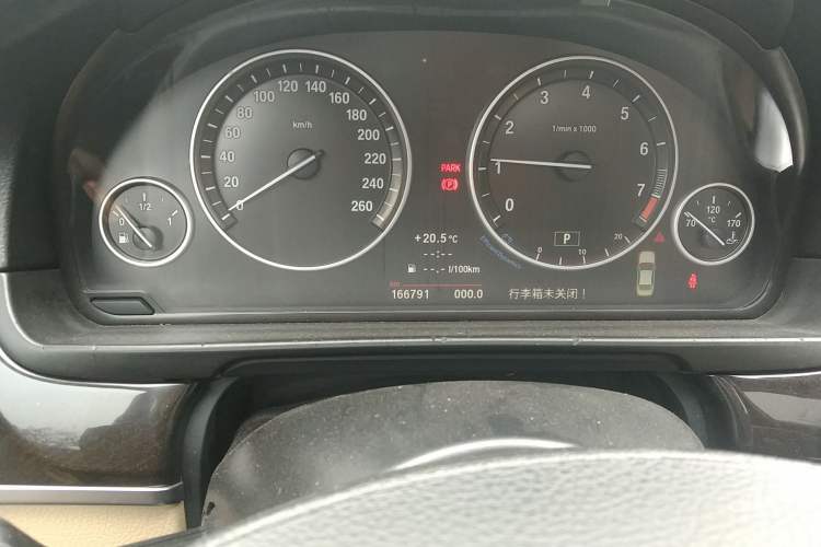 Used BMW 5 Series 2013 525Li Luxury Model Odometer Close Up