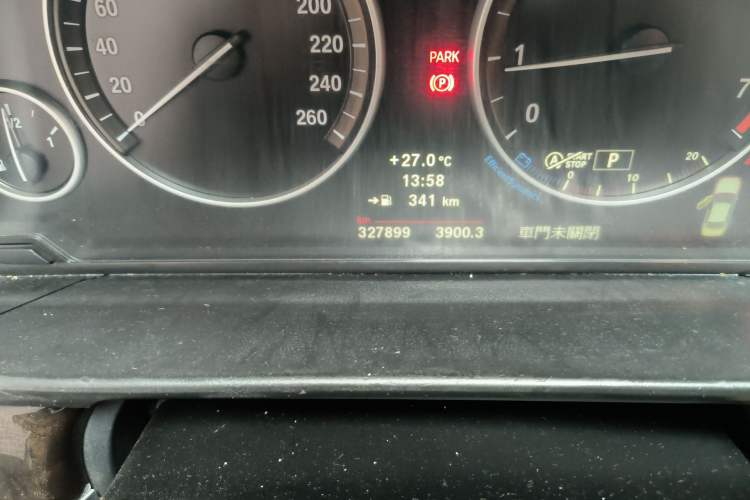Used BMW 5 Series 2013 525Li Leading Model Odometer Close Up
