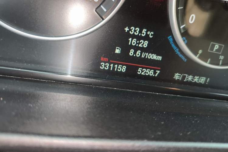 Used BMW 5 Series 2013 525Li Luxury Model Odometer Close Up