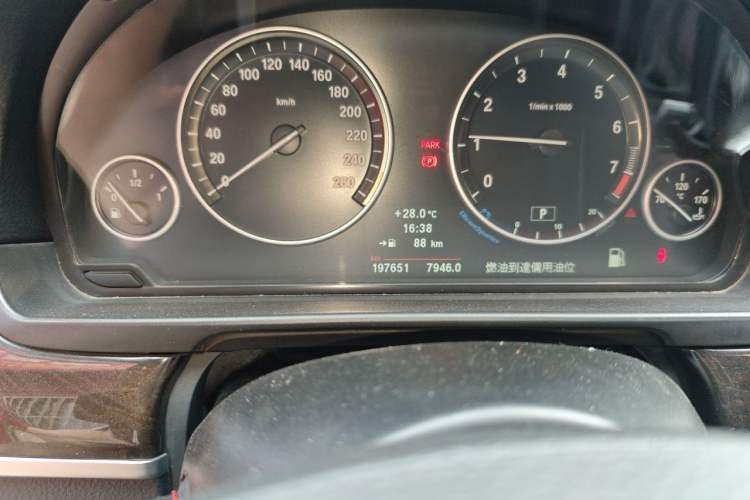 Used BMW 5 Series 2013 525Li Leading Model Odometer Close Up