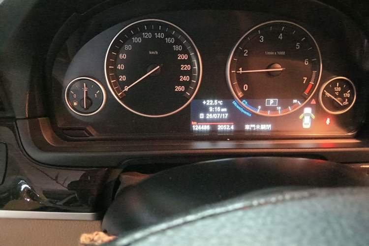 Used BMW 5 Series 2013 530Li Leading Model Odometer Close Up