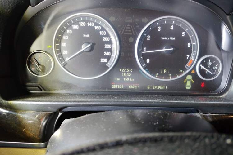 Used BMW 5 Series 2013 525Li Leading Model Odometer Close Up
