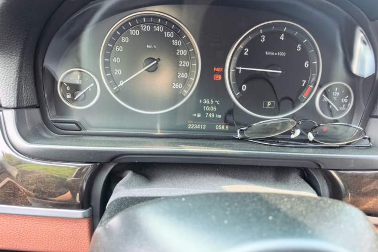 Used BMW 5 Series 2013 525Li Leading Model Odometer Close Up