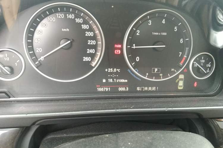 Used BMW 5 Series 2013 525Li Luxury Model Odometer Close Up