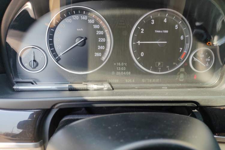 Used BMW 5 Series 2013 525Li Leading Model Odometer Close Up