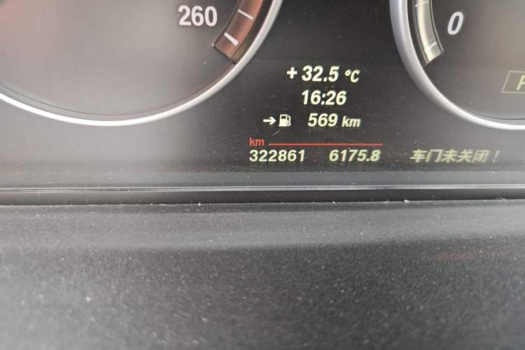 Used BMW 5 Series 2013 525Li Leading Model Odometer Close Up