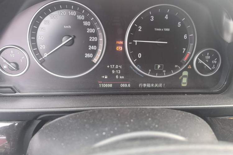 Used BMW 5 Series 2013 525Li Leading Model Odometer Close Up