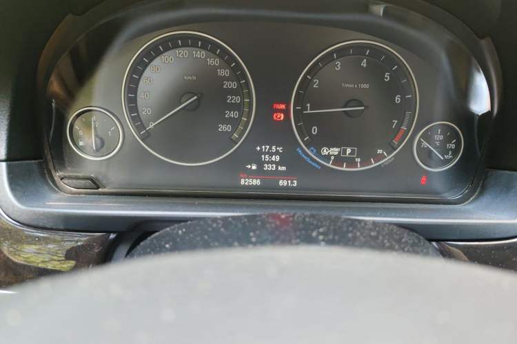 Used BMW 5 Series 2013 525Li Luxury Model Odometer Close Up