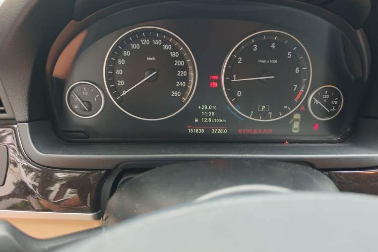 Used BMW 5 Series 2013 525Li Leading Model Odometer Close Up
