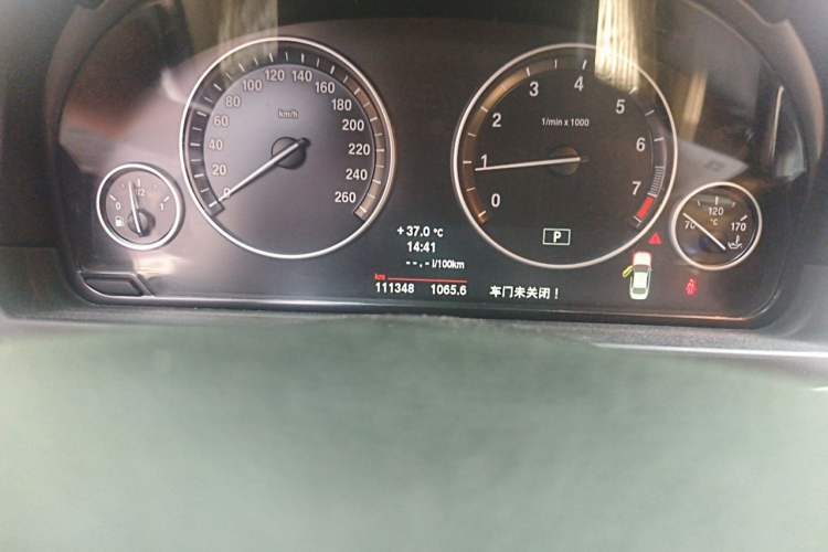Used BMW 5 Series 2013 525Li Leading Model Odometer Close Up