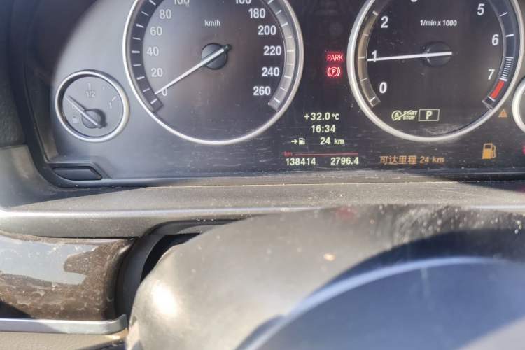 Used BMW 5 Series 2013 525Li Leading Model Odometer Close Up