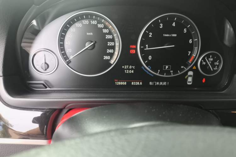 Used BMW 5 Series 2013 525Li Leading Model Odometer Close Up