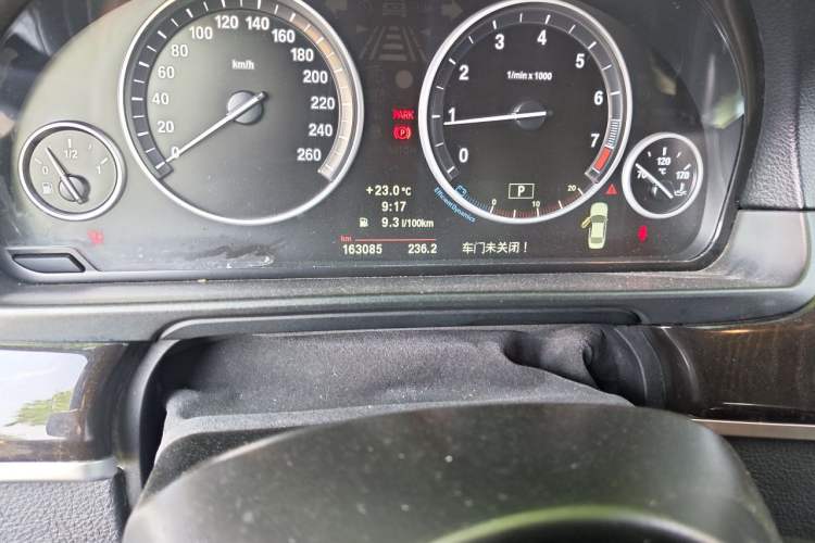 Used BMW 5 Series 2013 525Li Leading Model Odometer Close Up