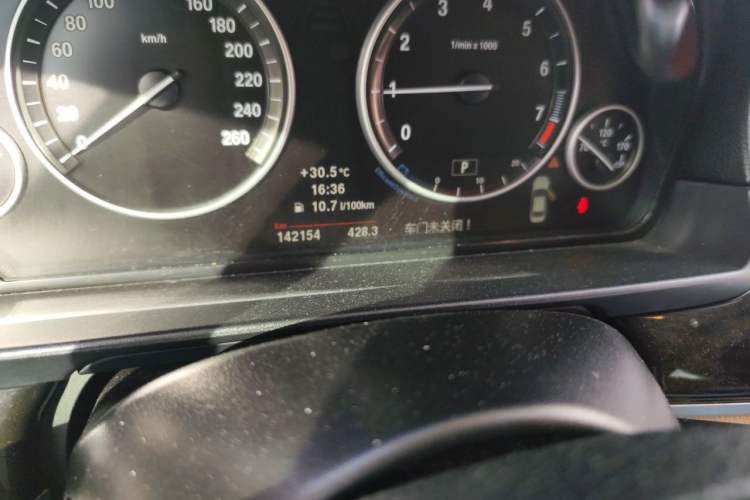 Used BMW 5 Series 2013 525Li Luxury Model Odometer Close Up