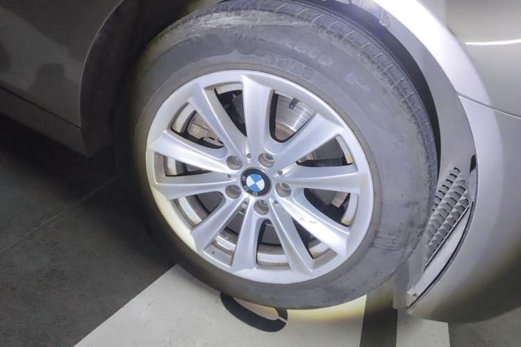 Used BMW 5 Series 2013 520Li Elegant Edition Right Front Wheel Hub