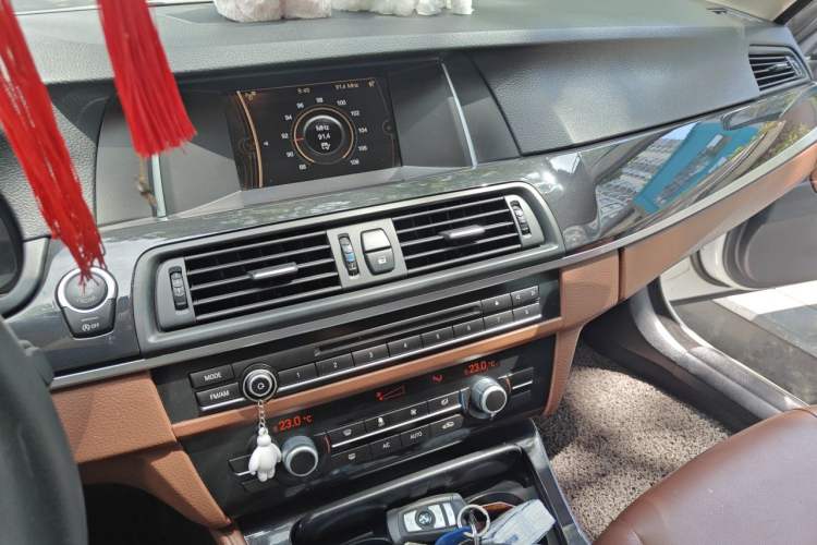 Used BMW 5 Series 2013 520i Elegant Edition Audio And AC Panel