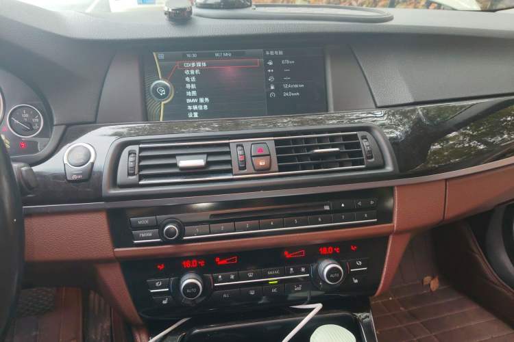 Used BMW 5 Series 2013 535i Sport Edition Audio And AC Panel