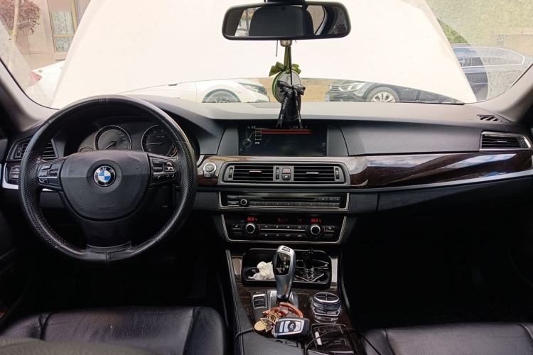 Used BMW 5 Series 2013 525Li Luxury Model Center Console
