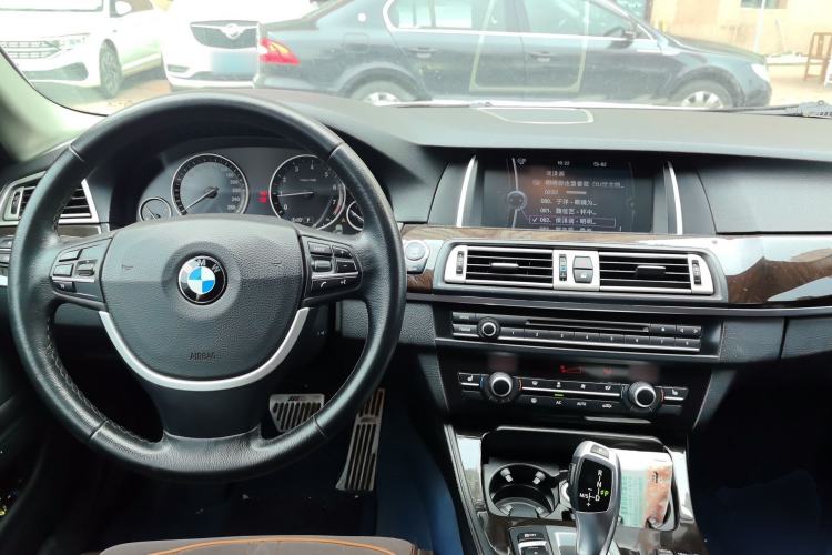 Used BMW 5 Series 2013 525Li Luxury Model Center Console