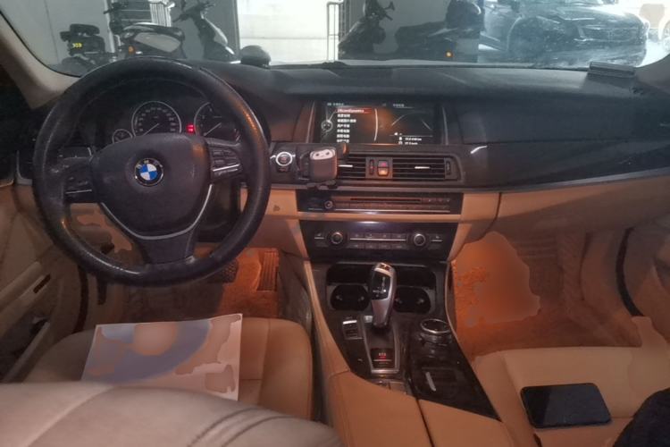 Used BMW 5 Series 2013 525Li Luxury Model Center Console