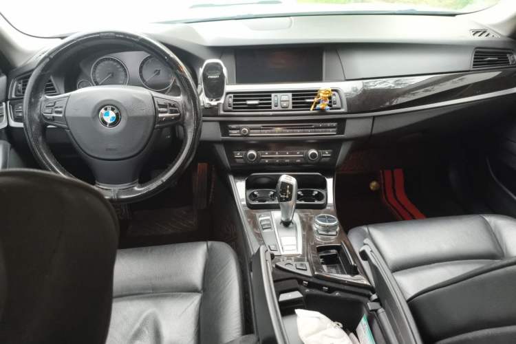 Used BMW 5 Series 2013 525Li Luxury Model Center Console