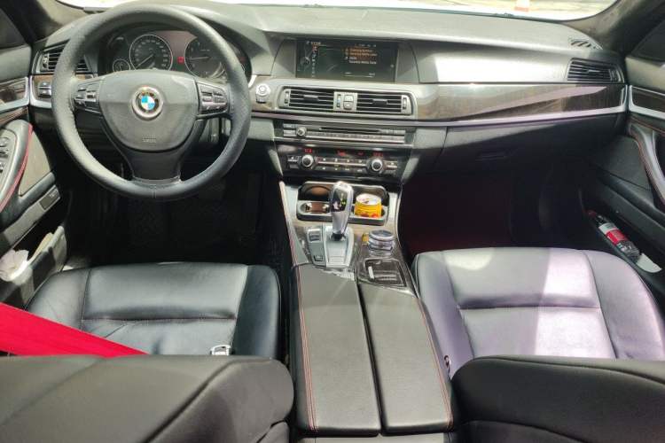 Used BMW 5 Series 2013 525Li Luxury Model Center Console