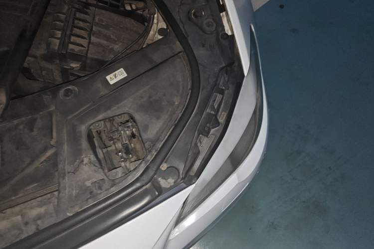 Used BMW 5 Series 2013 525Li Luxury Model Engine Bay Left