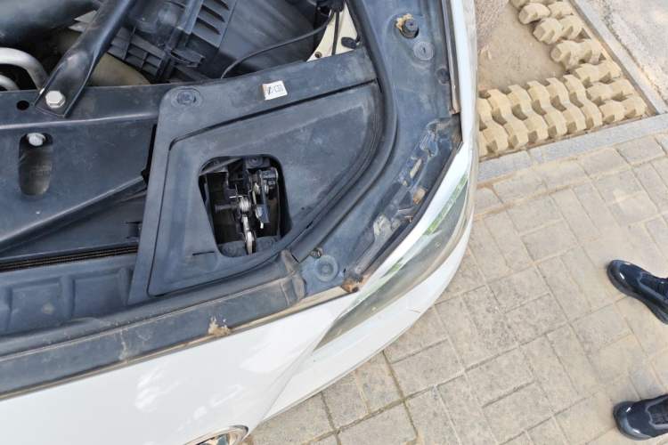 Used BMW 5 Series 2013 525Li Leading Model Engine Bay Left
