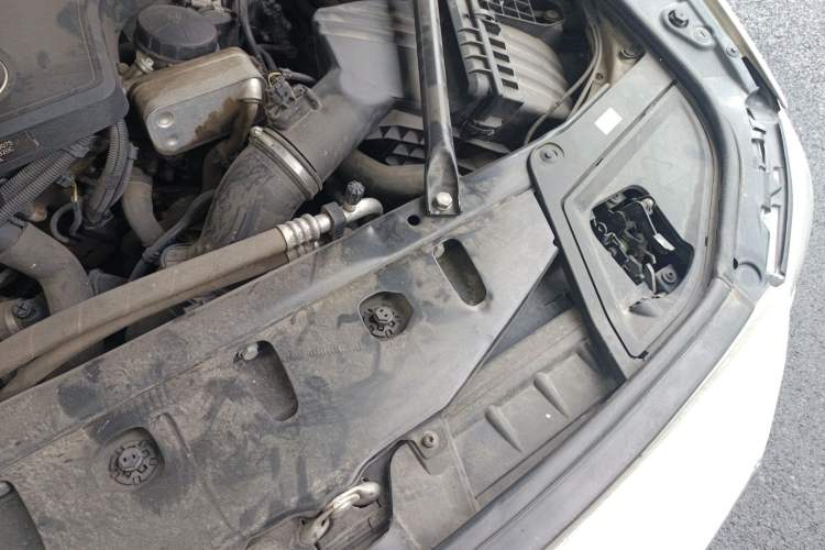 Used BMW 5 Series 2013 525Li Luxury Model Engine Bay Left