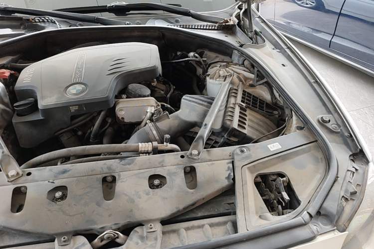 Used BMW 5 Series 2013 525Li Leading Model Engine Bay Left