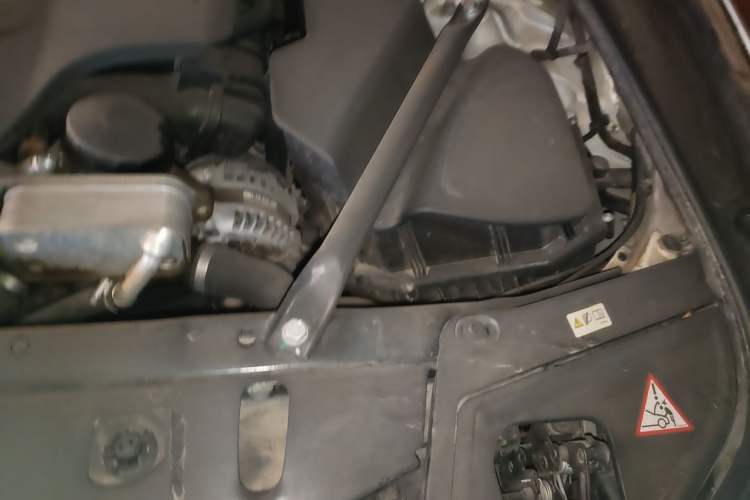 Used BMW 5 Series 2013 530Li Leading Model Engine Bay Left