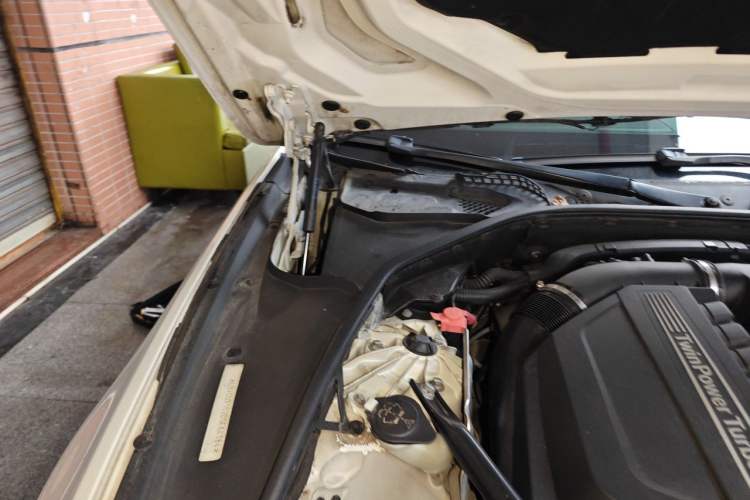 Used BMW 5 Series 2013 535Li Leading Model Engine Bay Right