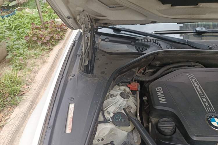 Used BMW 5 Series 2013 525Li Leading Model Engine Bay Right