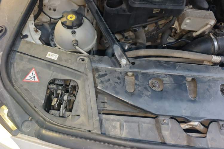 Used BMW 5 Series 2013 520Li Elegant Edition Engine Bay Right