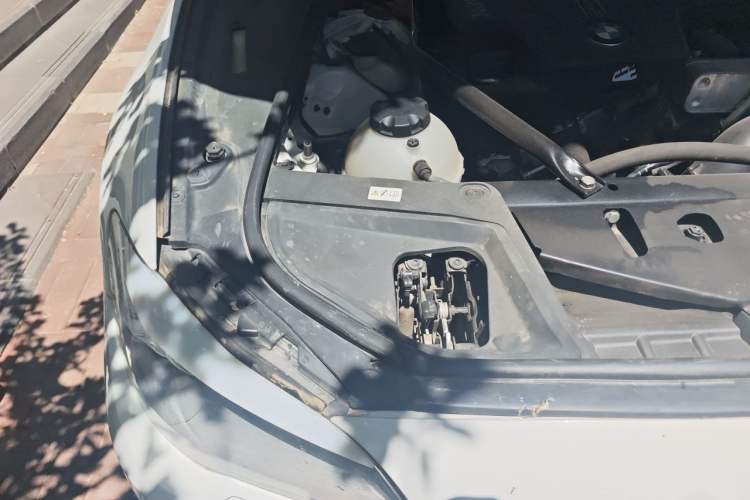 Used BMW 5 Series 2013 525Li Leading Model Engine Bay Right