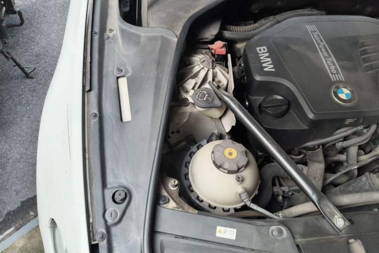 Used BMW 5 Series 2013 525Li Leading Model Engine Bay Right
