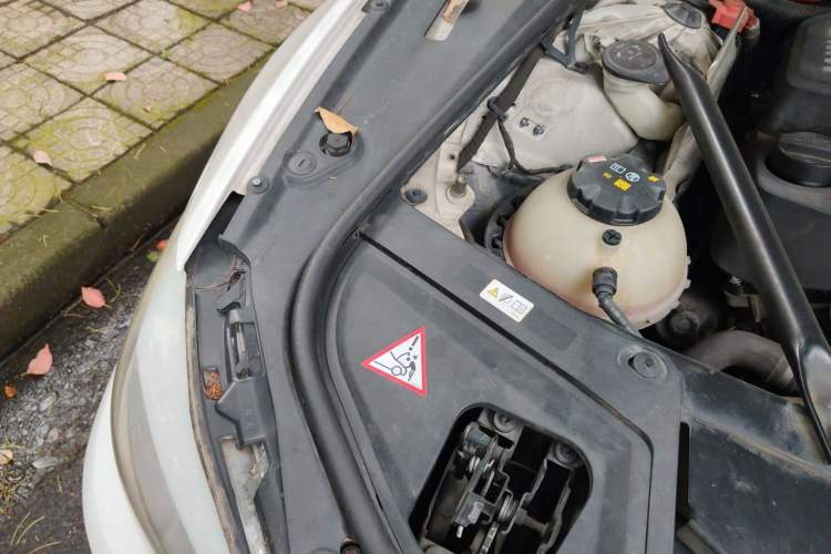 Used BMW 5 Series 2013 525Li Leading Model Engine Bay Right