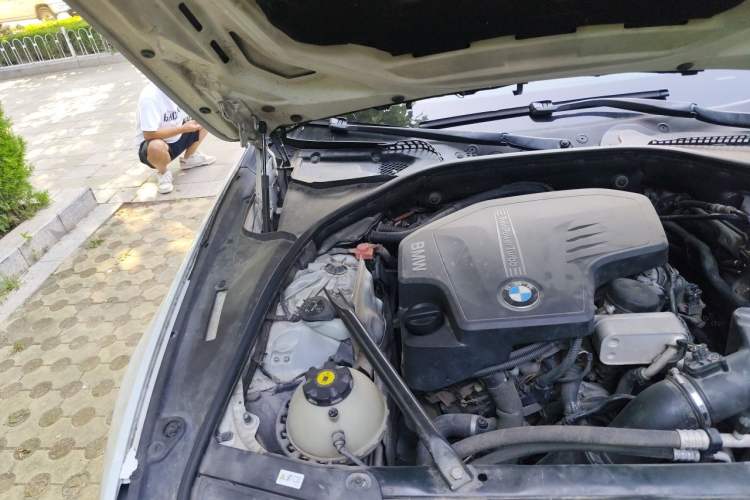 Used BMW 5 Series 2013 525Li Leading Model Engine Bay Right