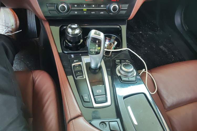 Used BMW 5 Series 2013 520i Elegant Edition Gear Lever