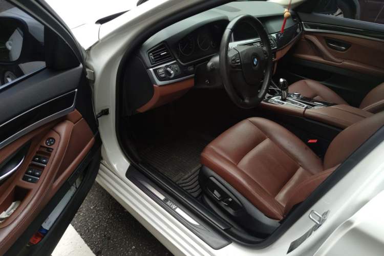 Used BMW 5 Series 2013 520i Elegant Edition Interior 3