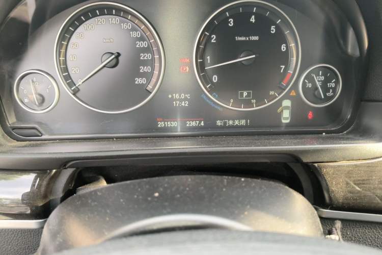 Used BMW 5 Series 2013 530Li Leading Model Odometer Close Up