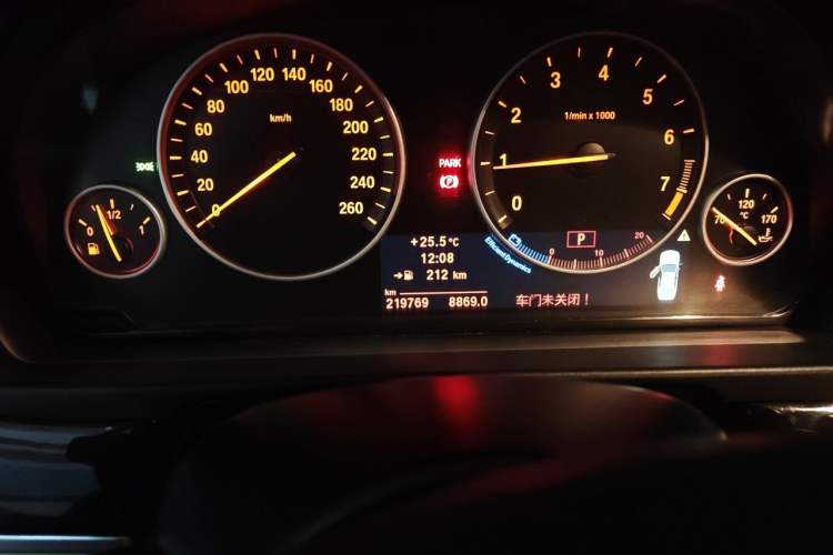 Used BMW 5 Series 2013 525Li Luxury Model Odometer Close Up