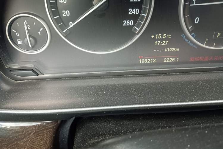 Used BMW 5 Series 2013 525Li Luxury Model Odometer Close Up