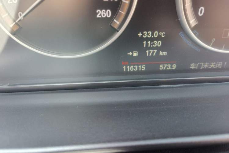 Used BMW 5 Series 2013 525Li Leading Model Odometer Close Up