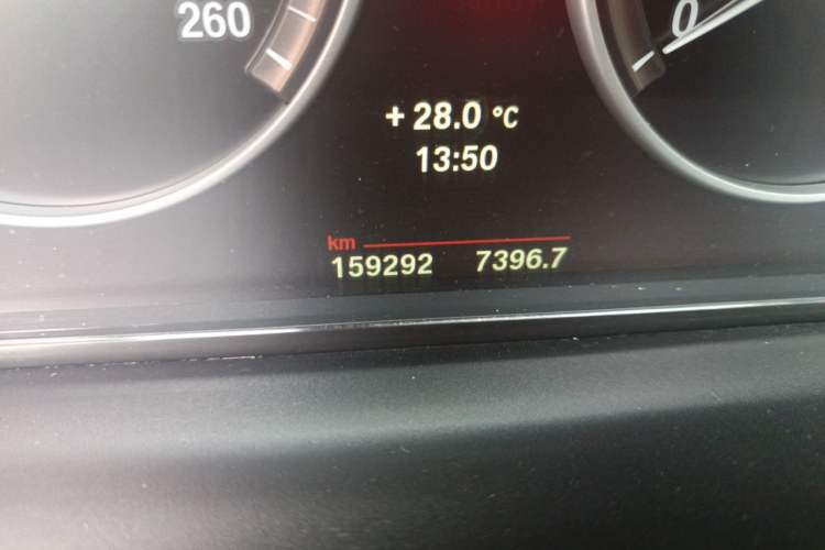 Used BMW 5 Series 2013 525Li Leading Model Odometer Close Up