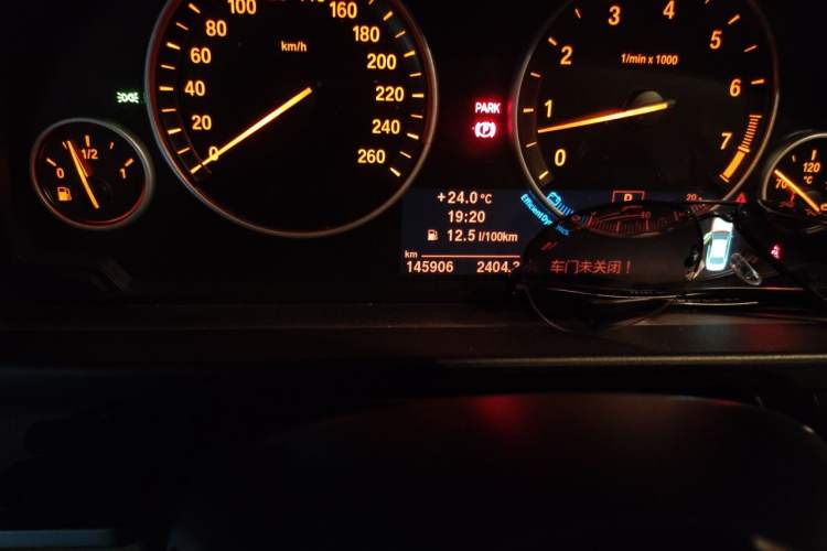 Used BMW 5 Series 2013 530Li Leading Model Odometer Close Up