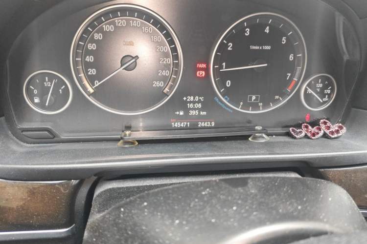Used BMW 5 Series 2013 525Li Leading Model Odometer Close Up