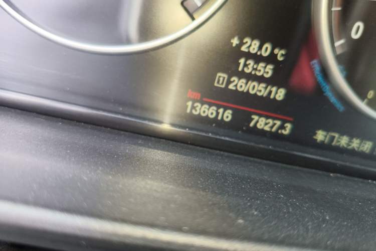Used BMW 5 Series 2013 530Li Leading Model Odometer Close Up