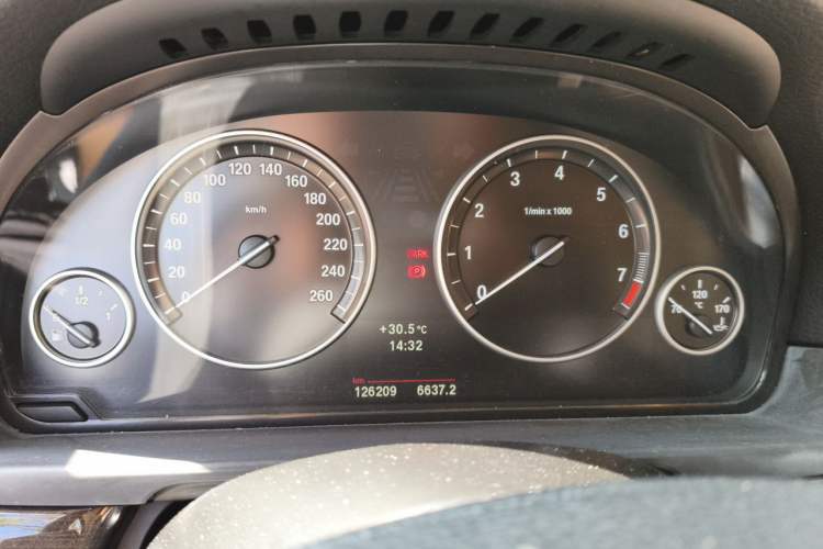 Used BMW 5 Series 2013 530Li Leading Model Odometer Close Up